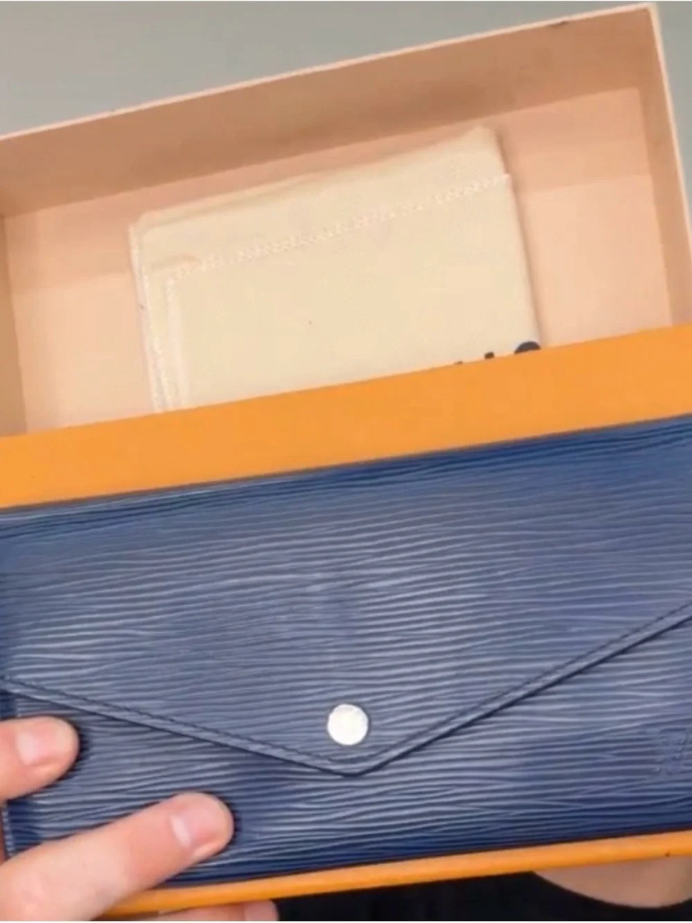 Louis Vuitton Epi Sarah Wallet Navy💙 with box dust bag, NIB‎